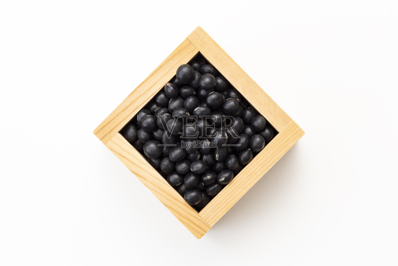 白底黑大豆。照片摄影图片