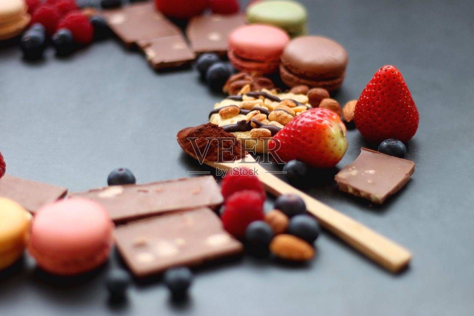 糖果，浆果和坚果在黑暗的背景照片摄影图片