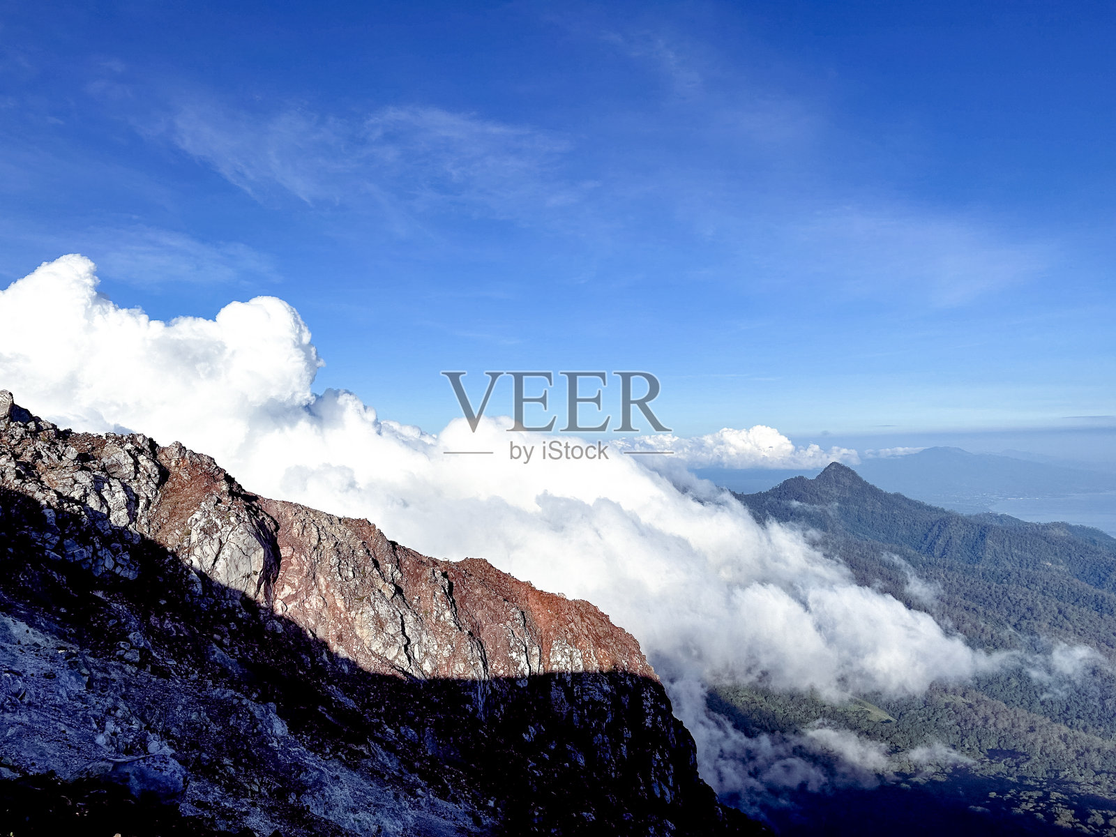 厚云遮山，白云雾上山，云出现在清晨照片摄影图片