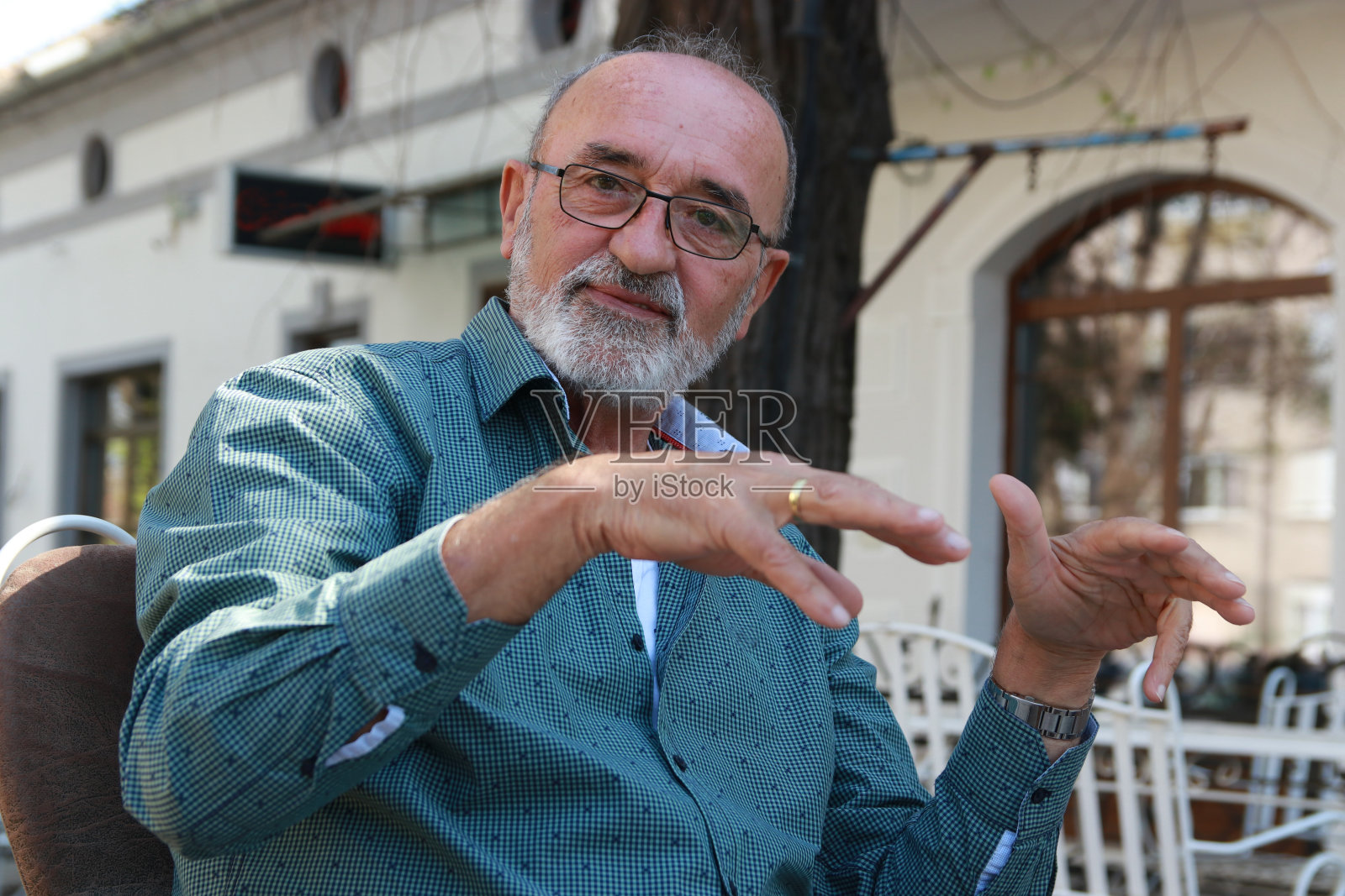 在咖啡店工作的资深商人照片摄影图片