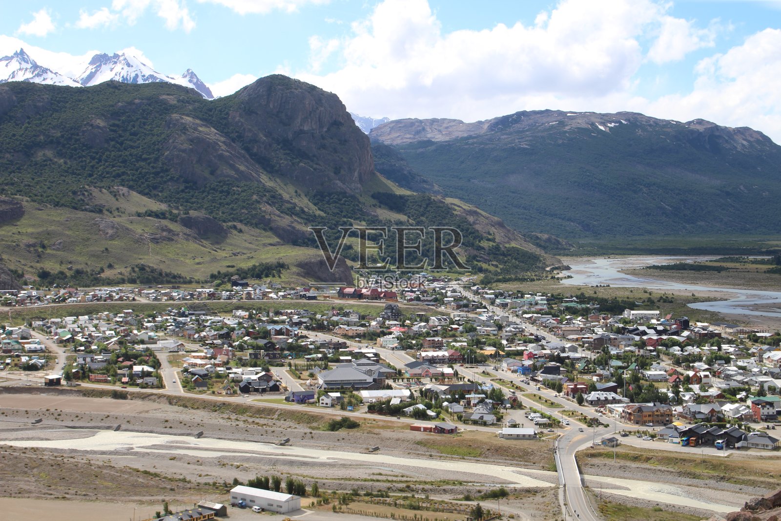 阿根廷巴塔哥尼亚山脉，河流和沙漠的景观照片摄影图片