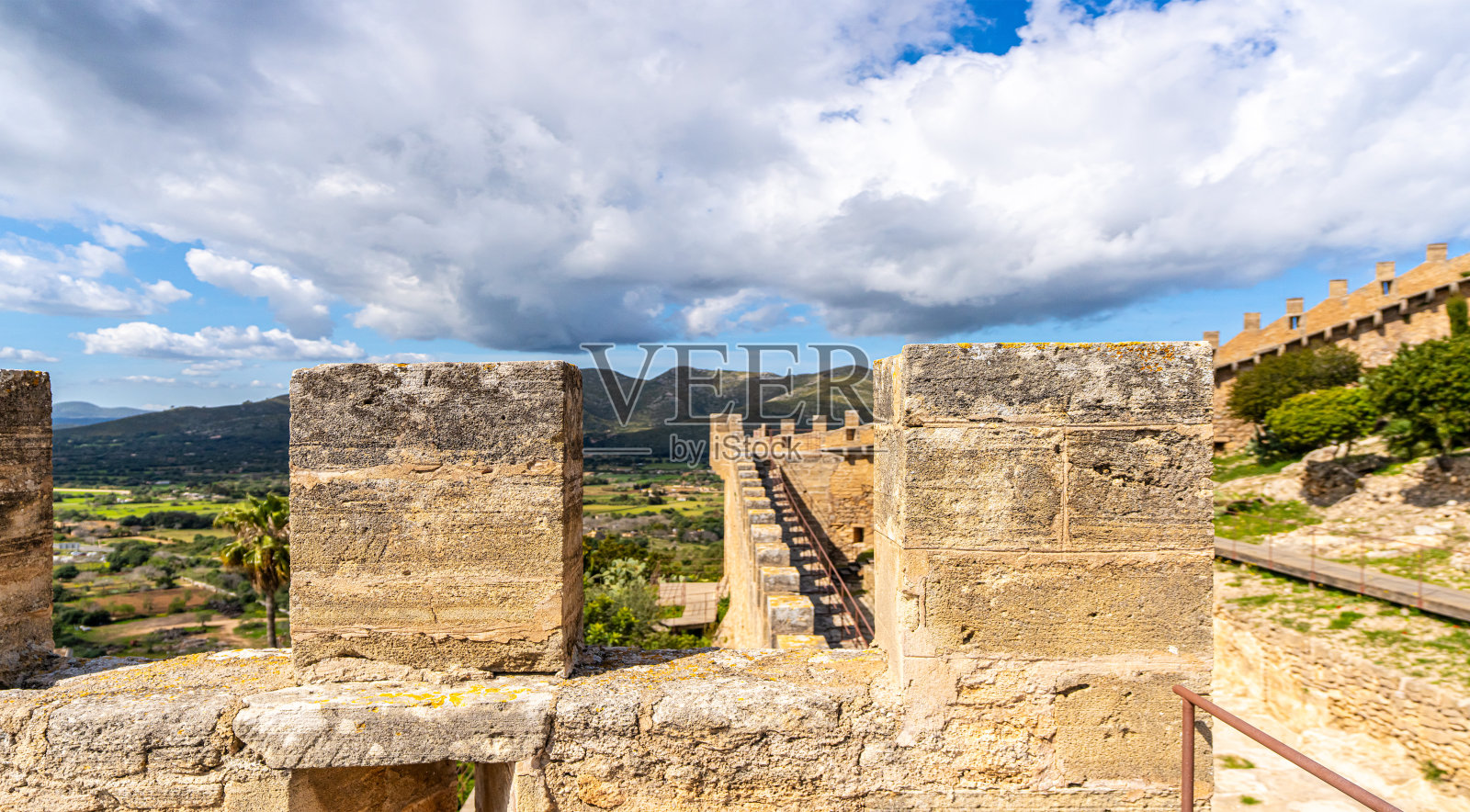 在一个阳光明媚的夏日，马略卡岛海岸线的全景照片摄影图片
