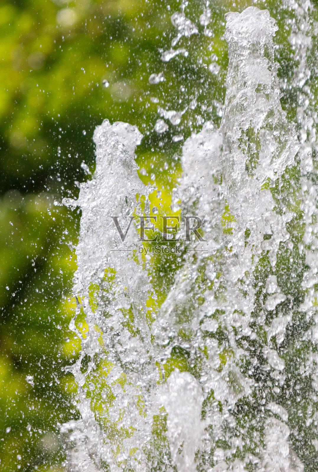 夏天喷泉里的水花照片摄影图片