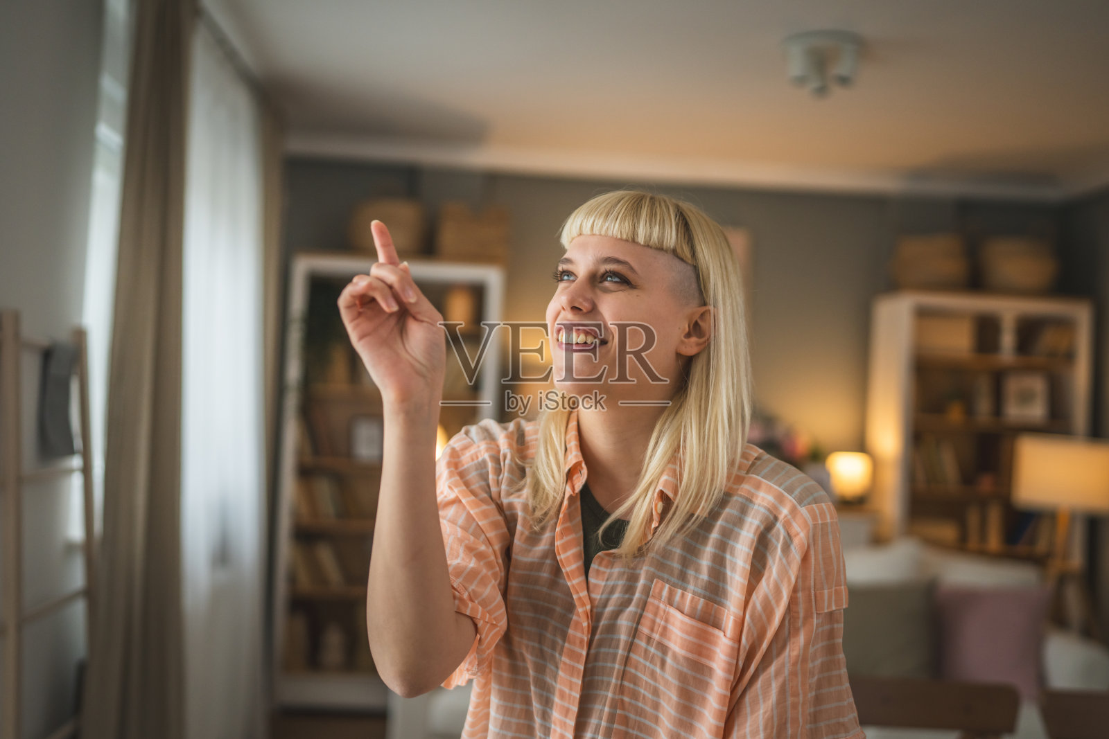 年轻金发女子的肖像在家里快乐的积极照片摄影图片