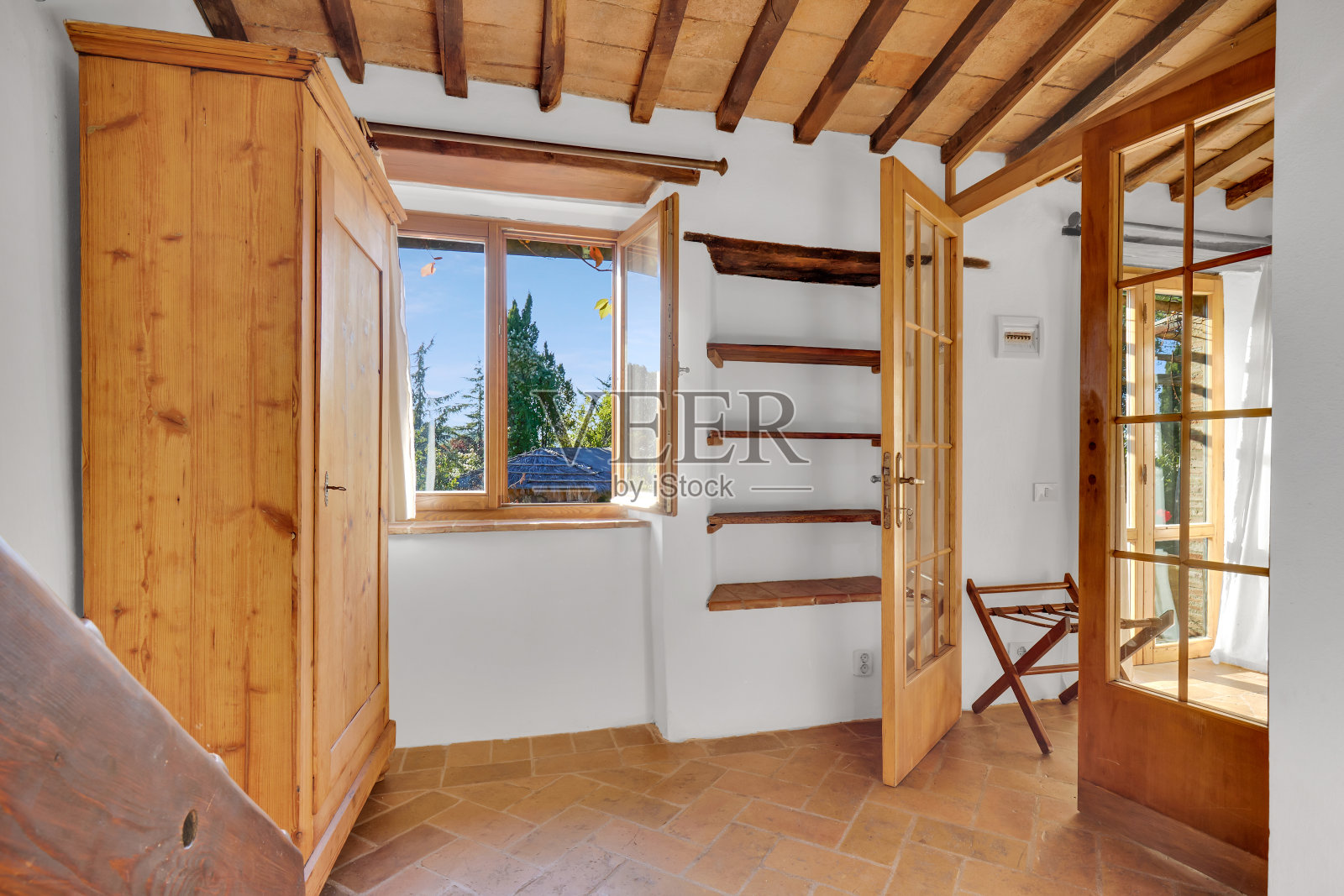 老式房子的内部，有木制的壁橱和架子照片摄影图片