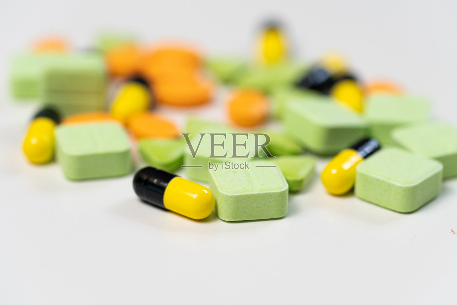 白底药，包括药片、片剂和胶囊。照片摄影图片