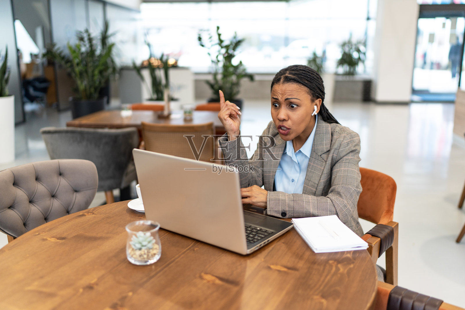 女商人在与同事和合作伙伴的在线视频会议上失望而悲伤，女商人坐在咖啡店里照片摄影图片