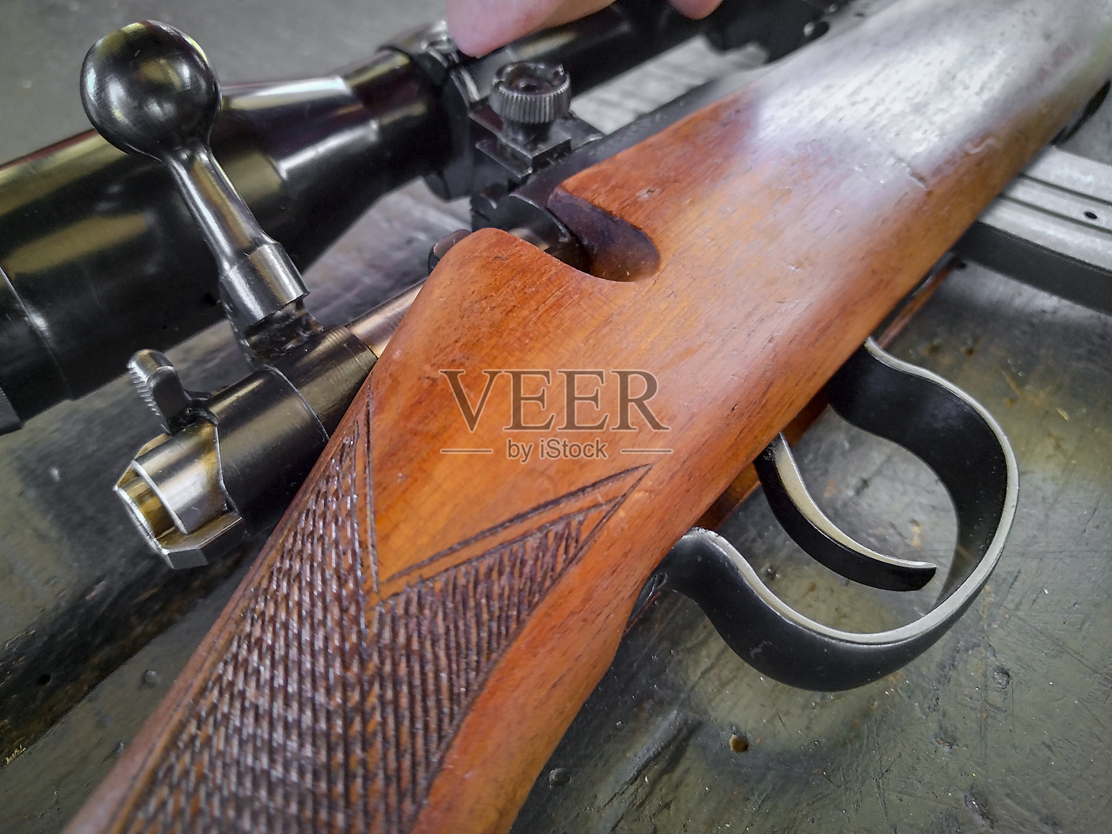 木桌上的鸟枪特写细节照片摄影图片