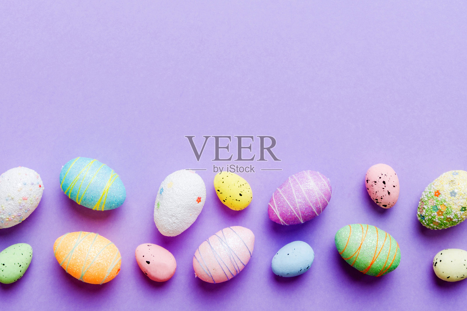 彩色背景装饰复活节彩蛋。复活节彩蛋收藏的顶部视图与复制空间照片摄影图片