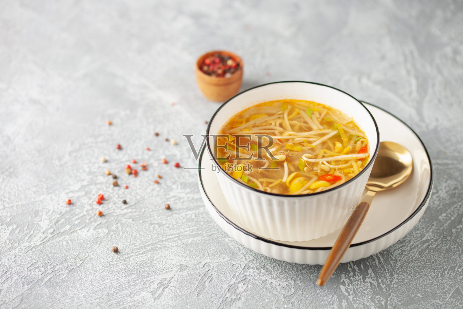 韩式豆芽汤。Kongnamul鞠觉亮。照片摄影图片