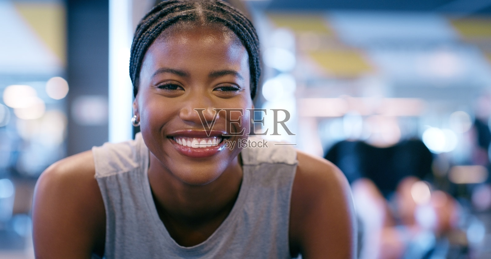 快乐，健身房和黑人女性肖像休息和汗水从锻炼，锻炼和训练。微笑，健身和自信的大学生在健康，健身和体育俱乐部或工作室照片摄影图片