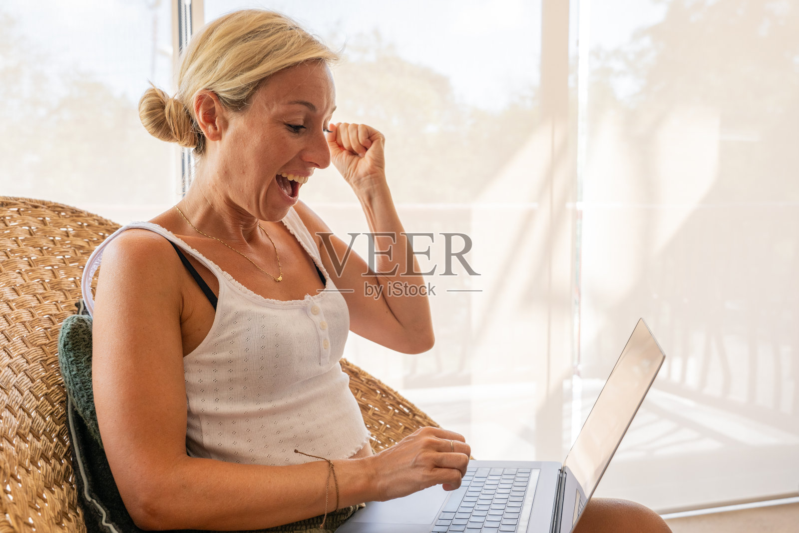 女人庆祝照片摄影图片