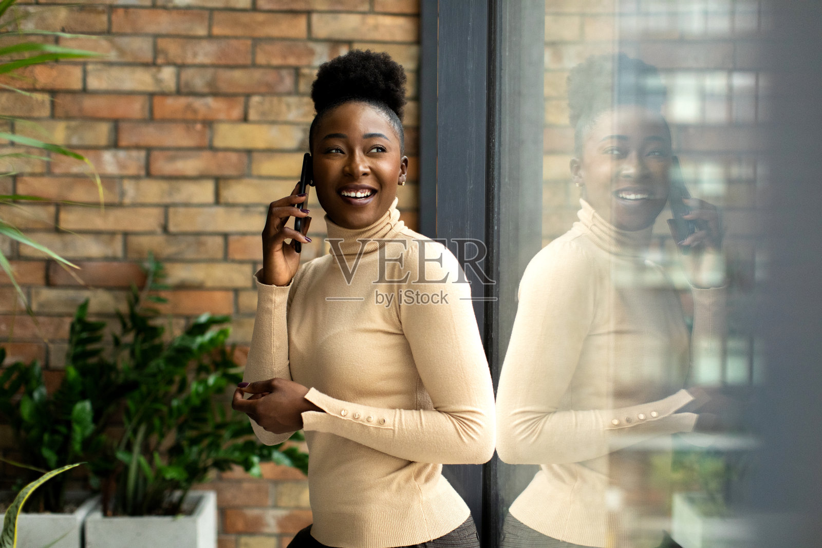 漂亮的年轻女商人在橱窗前摆姿势照片摄影图片