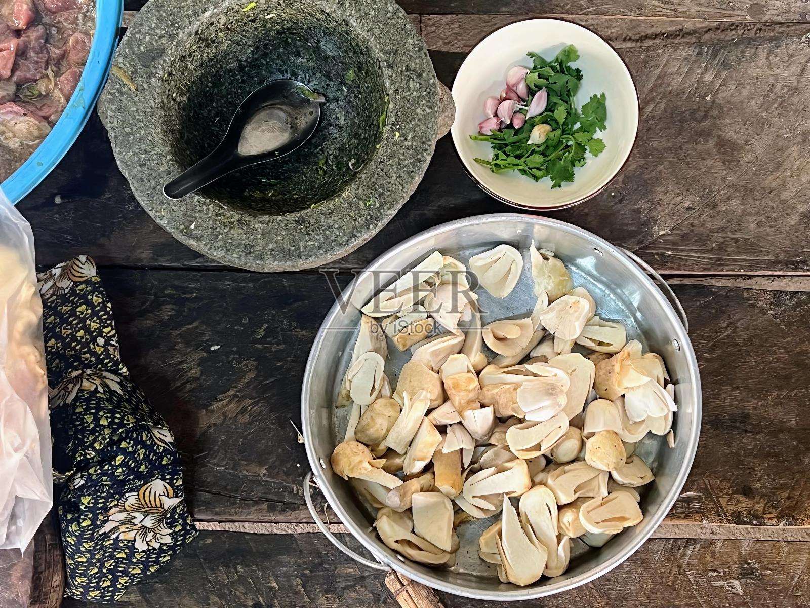 一张桌子的照片，上面放着几碗食物和一个臼。照片摄影图片