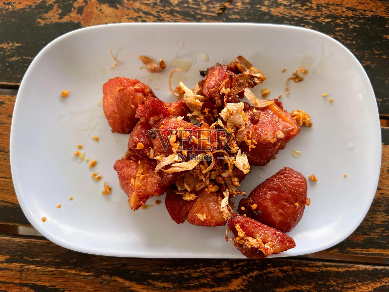 一盘食物用刀叉的照片。照片摄影图片