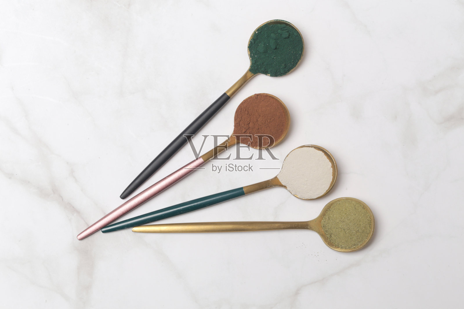 不同类型的健康和美容膳食补充剂-胶原蛋白，维生素，生物素，蛋白粉汤匙照片摄影图片