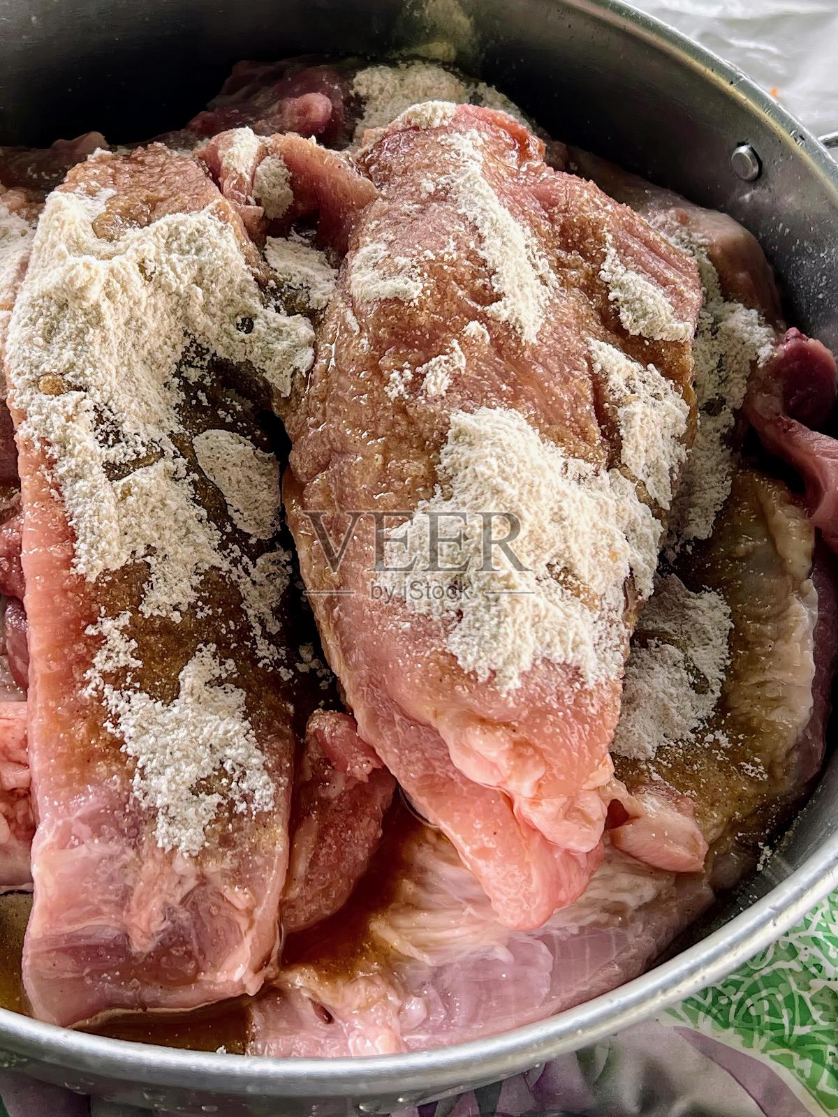 一张桌子上盛满肉和奶酪的锅的照片。照片摄影图片