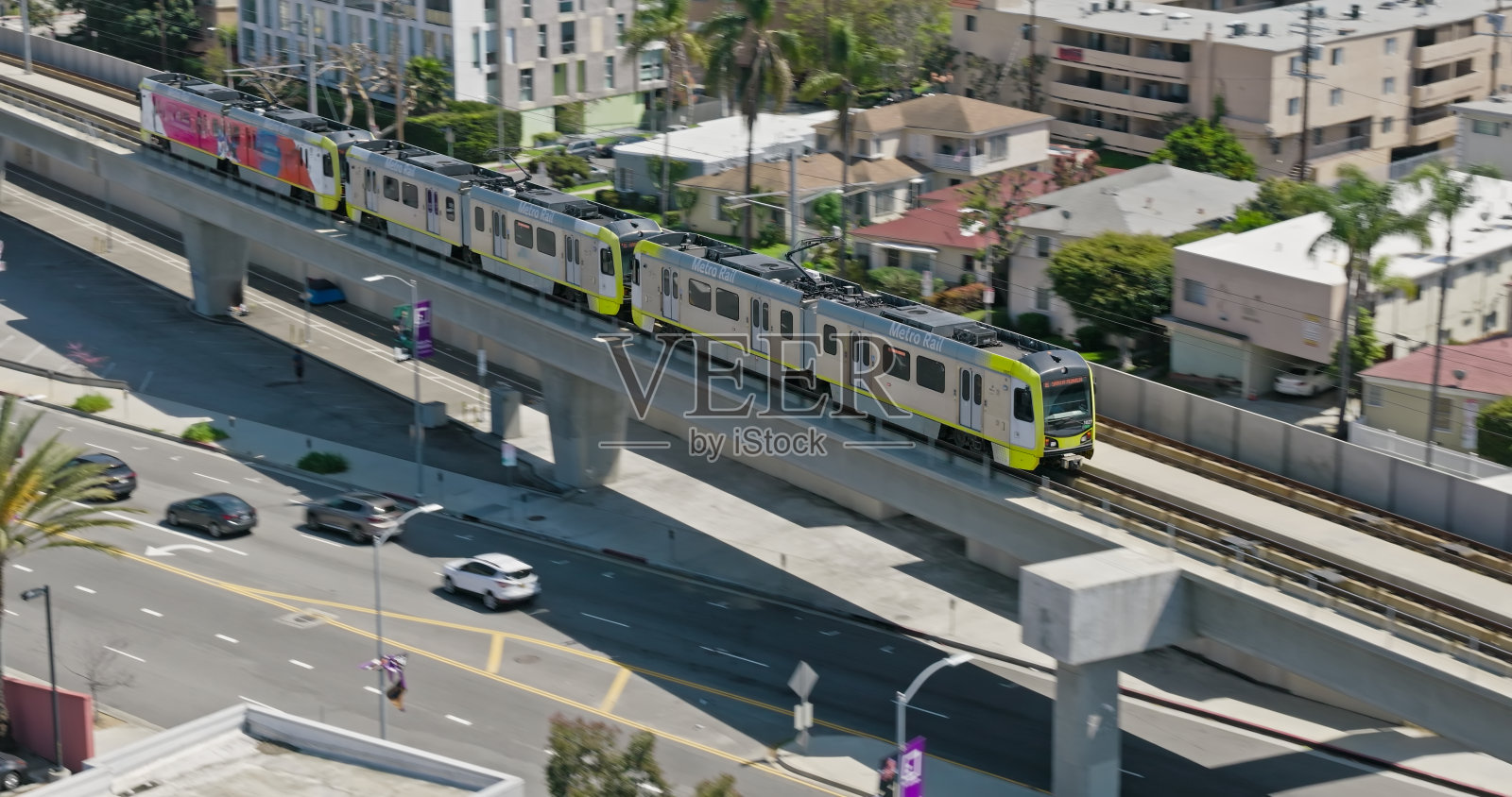 洛杉矶地铁E线列车在晴天的航拍照片照片摄影图片