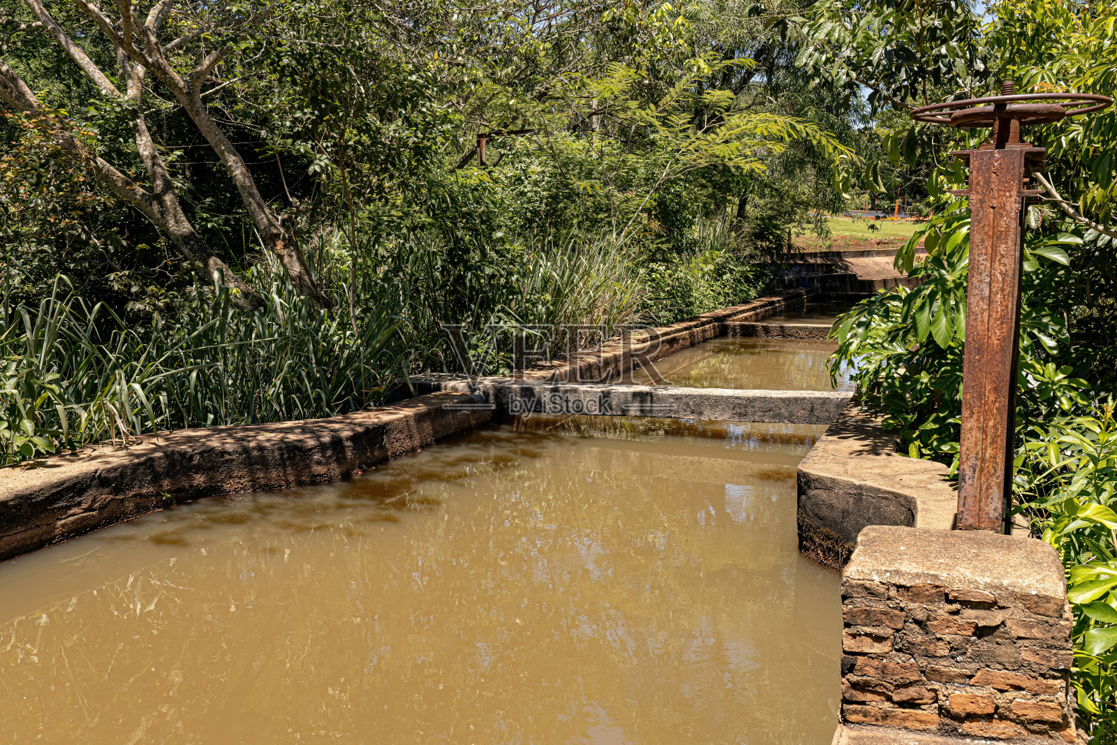 巴西南马托格罗索州卡西兰迪亚，2024年1月26日:旅游景点萨尔托多里奥阿波雷外照片摄影图片