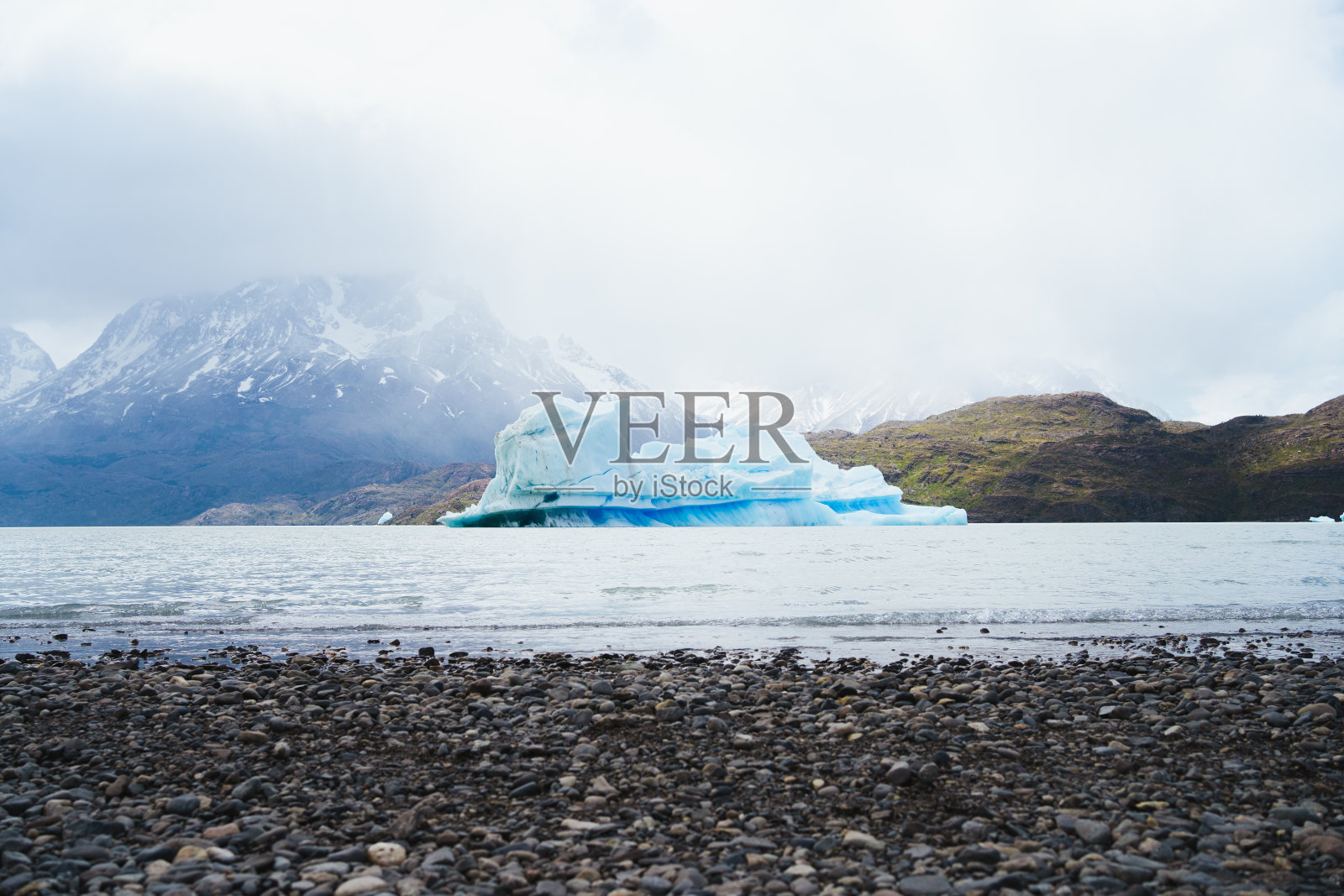 智利巴塔哥尼亚托雷斯德尔潘恩国家公园灰湖中的冰川照片摄影图片