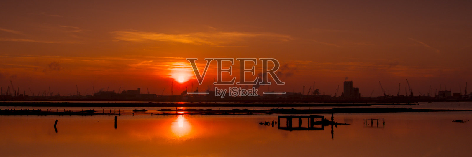 日落在Pialassa Piomboni，拉文纳照片摄影图片