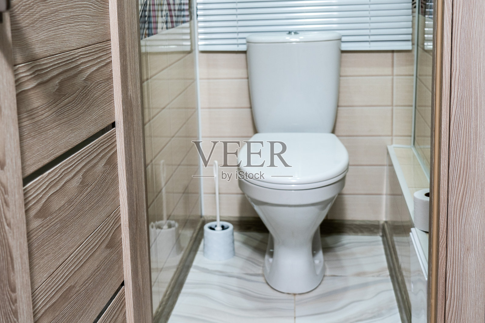 白色的厕所在一个独立的小卫生间里照片摄影图片