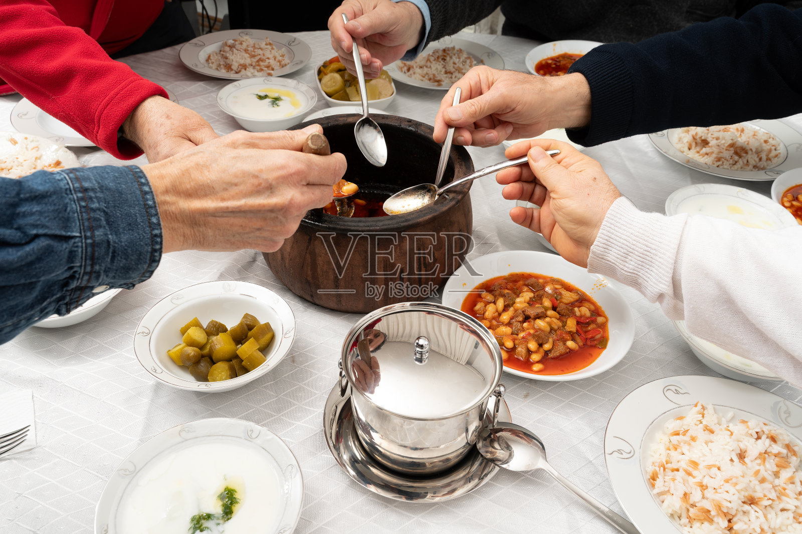 老朋友之间的传统晚餐。斋月。照片摄影图片