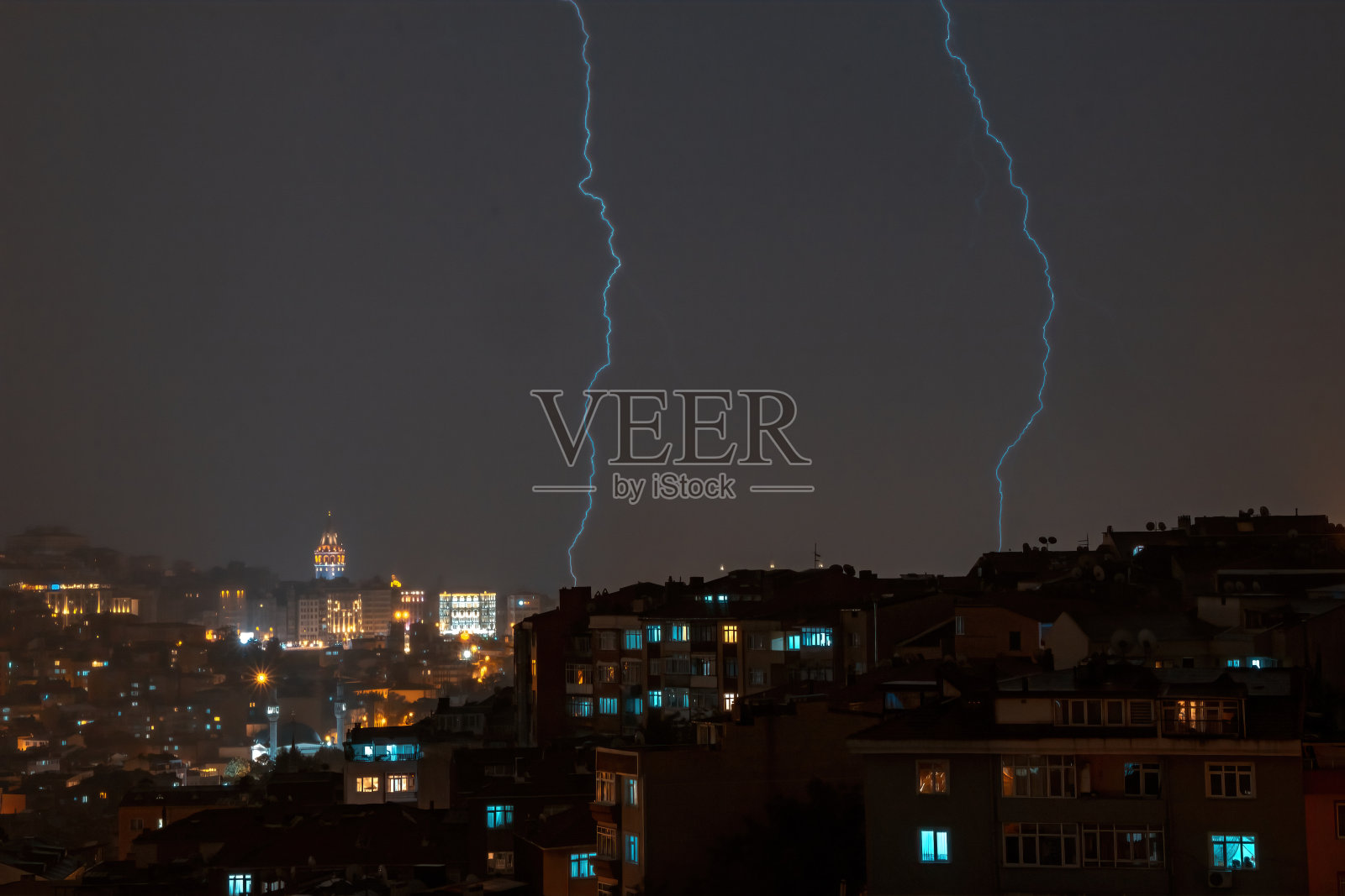 伊斯坦布尔加拉塔附近发生多处雷击，强烈电击袭击市中心。照片摄影图片