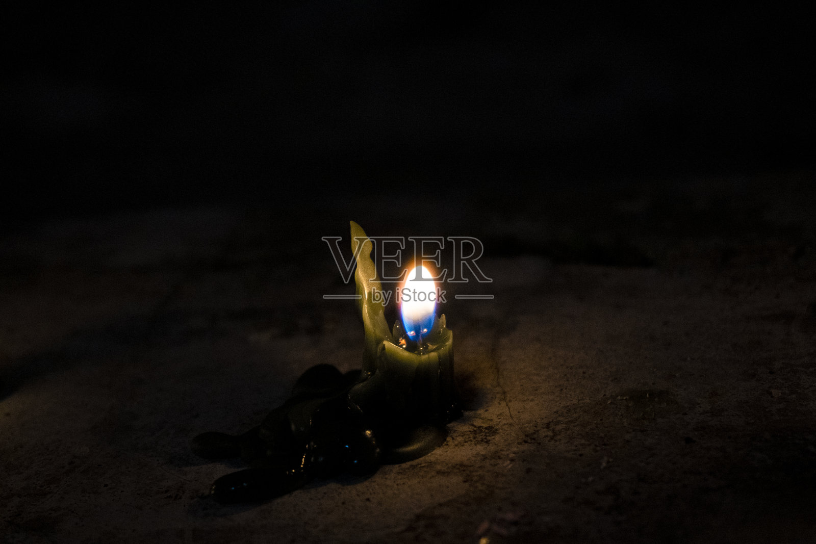 在黑暗的街道上燃烧着蜡烛照片摄影图片