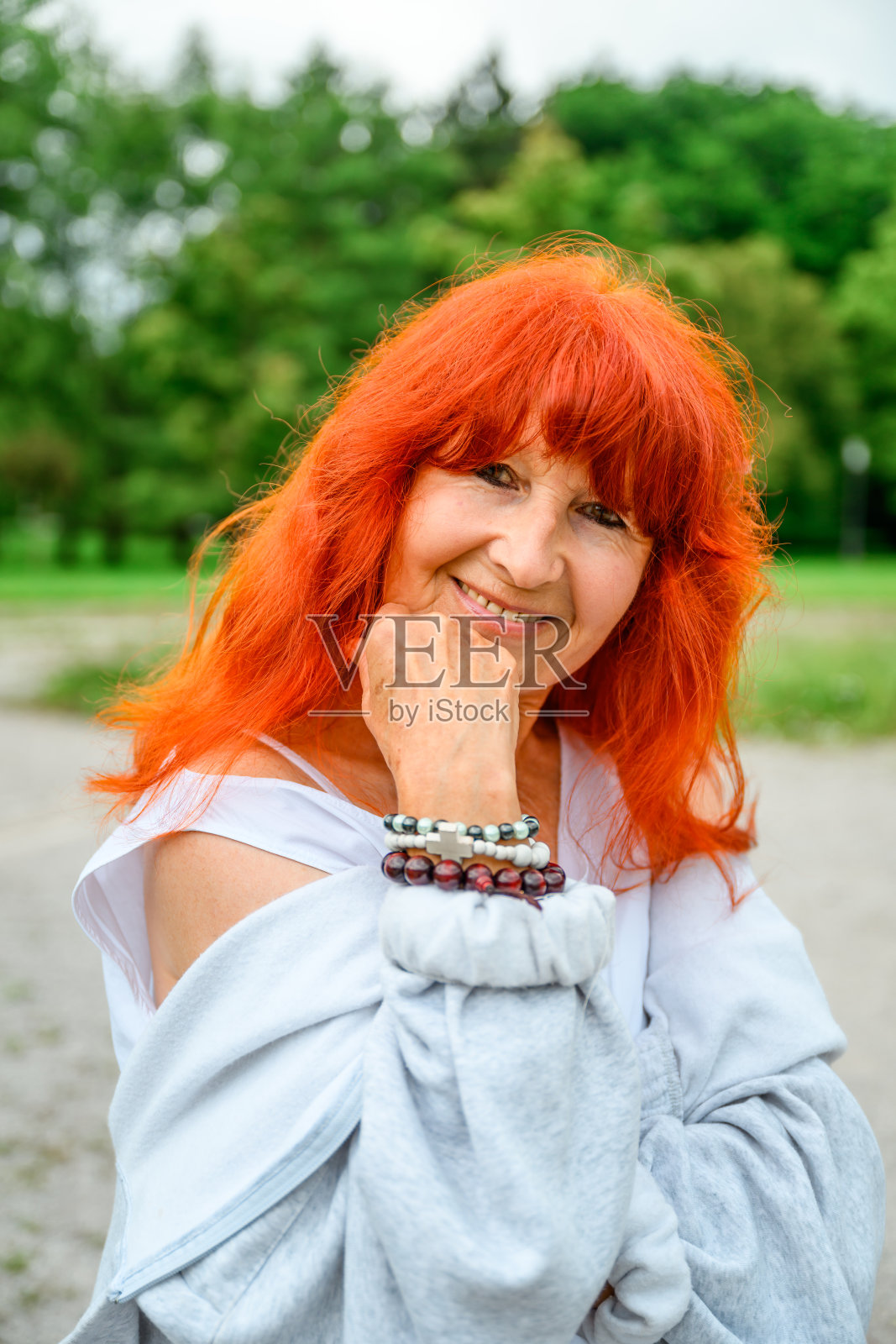 公园里的老妇人照片摄影图片