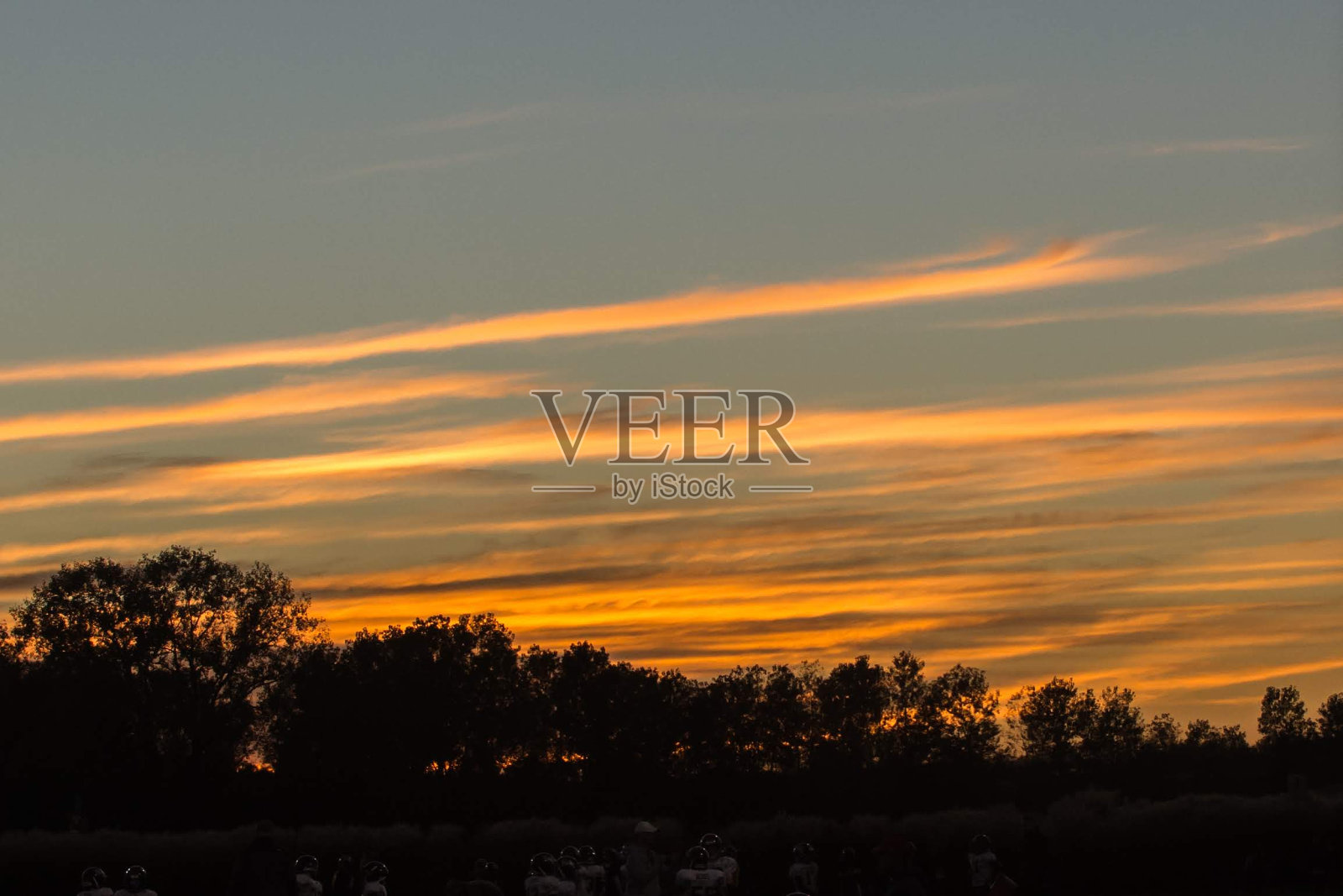 横跨田野的日落照片摄影图片