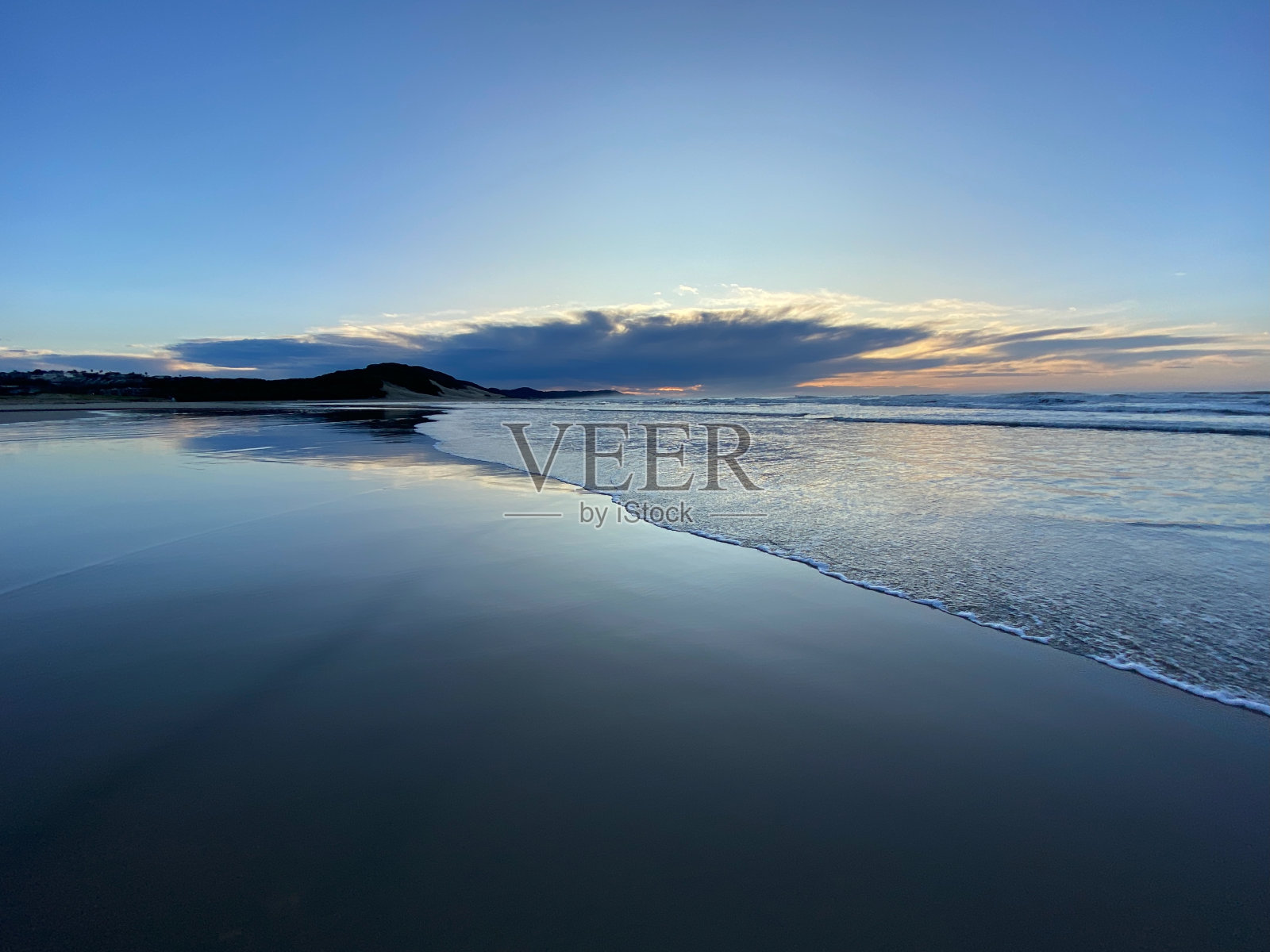 日出时的纳洪海滩照片摄影图片