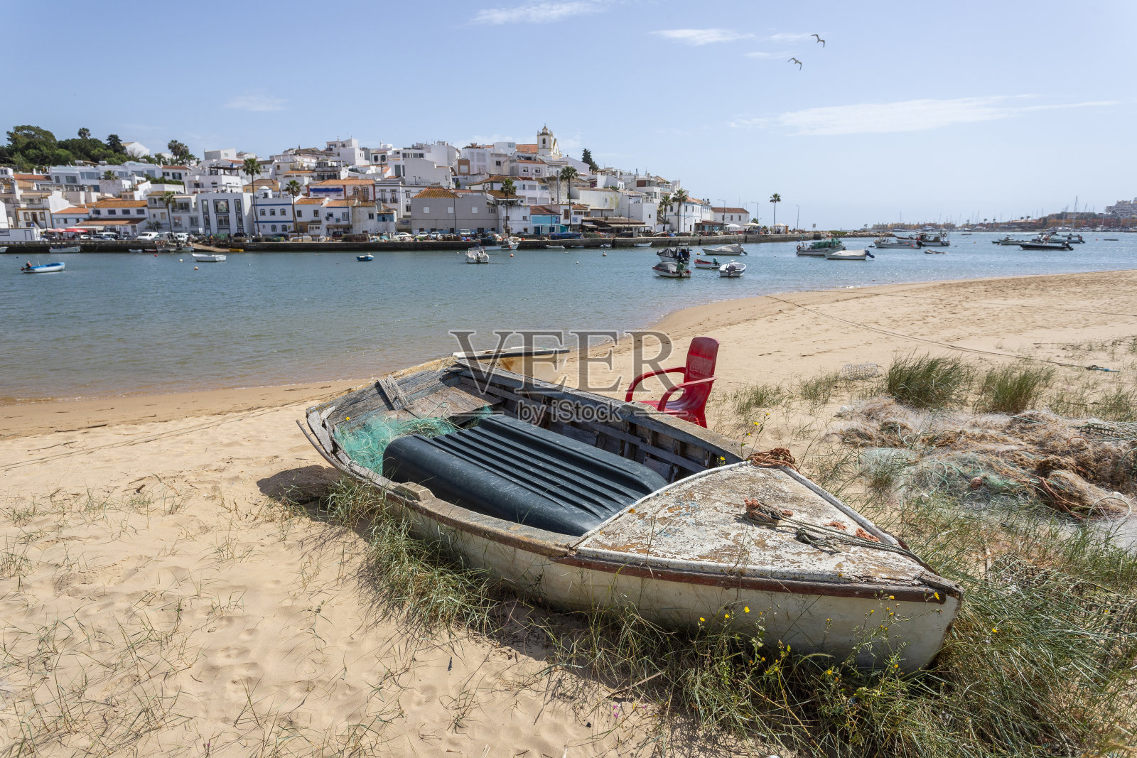 春天的费拉古多城市景观。照片摄影图片