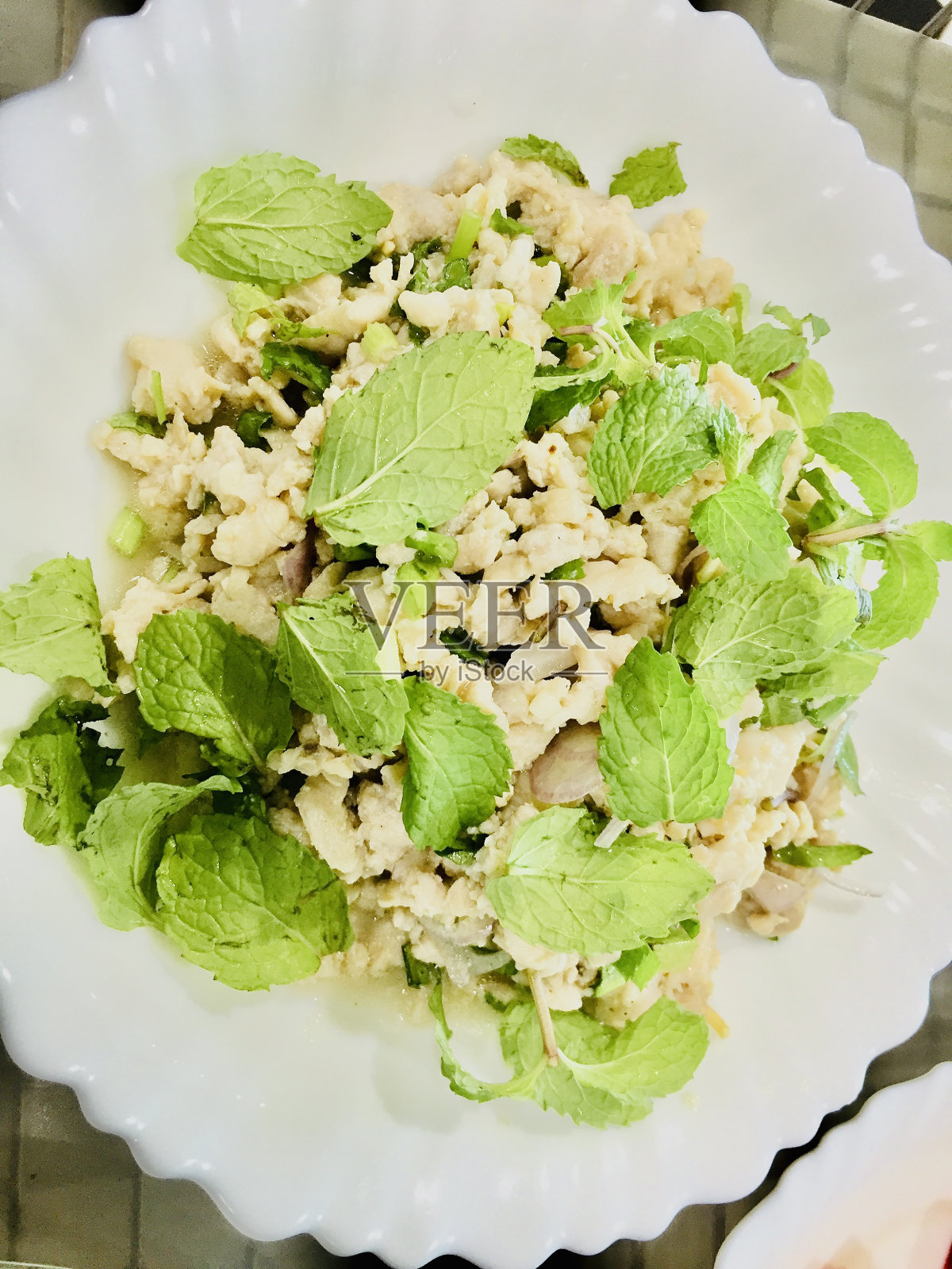 午餐和羊肉的菜单已经摆上了桌子照片摄影图片