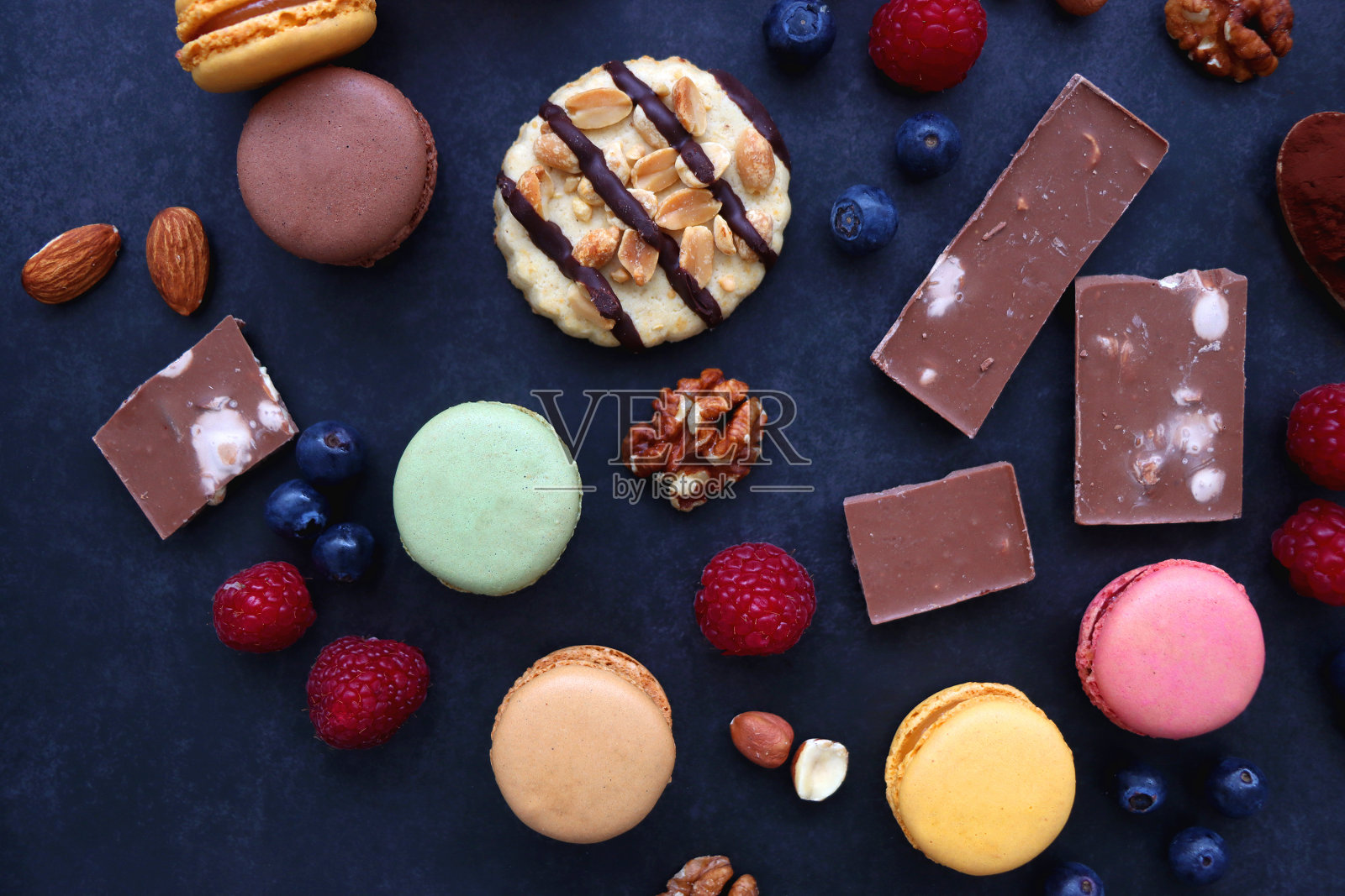 糖果，浆果和坚果在黑暗的背景照片摄影图片