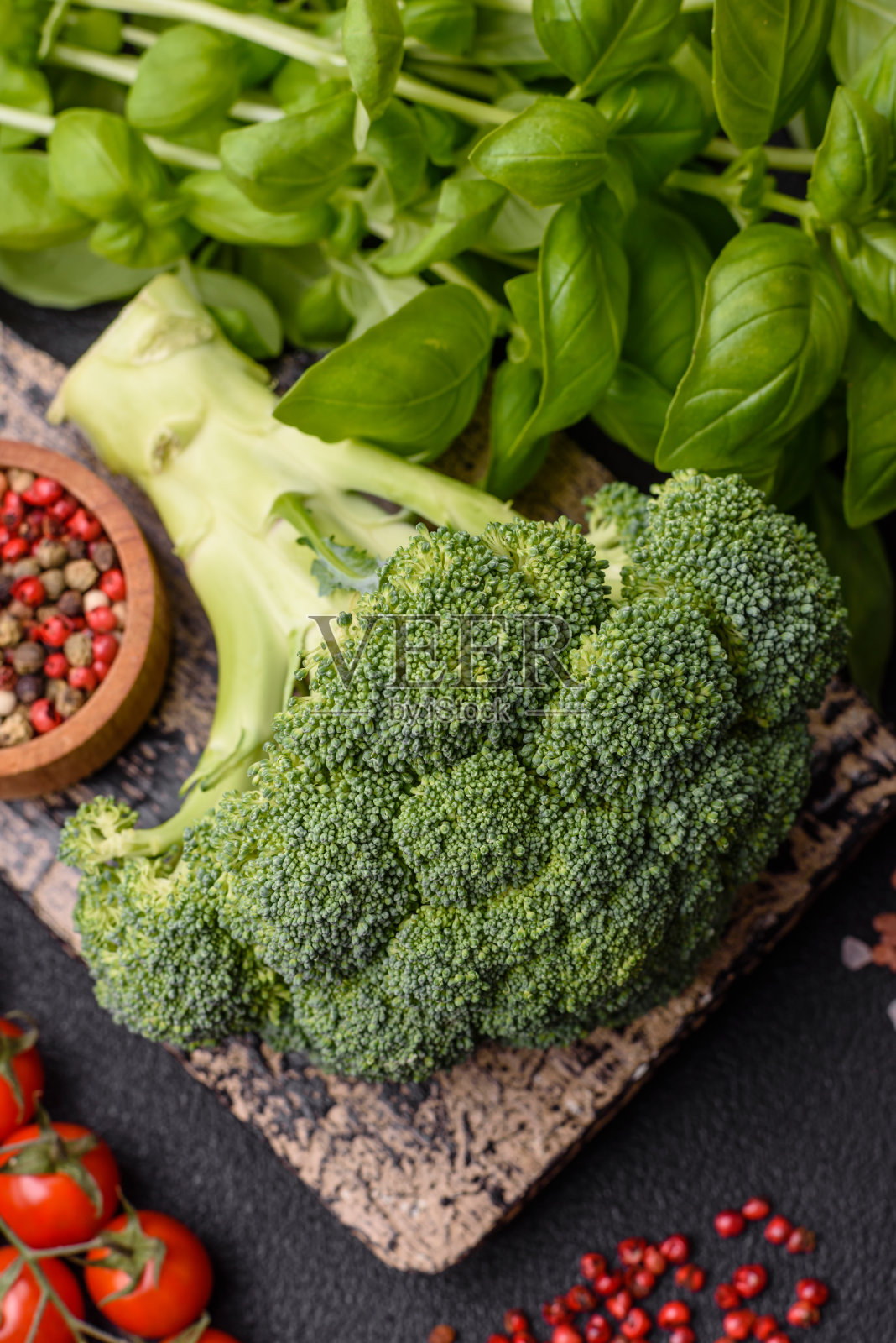 新鲜的、生的、绿色的西兰花，以枝条的形式作为在家烹饪食物的原料照片摄影图片