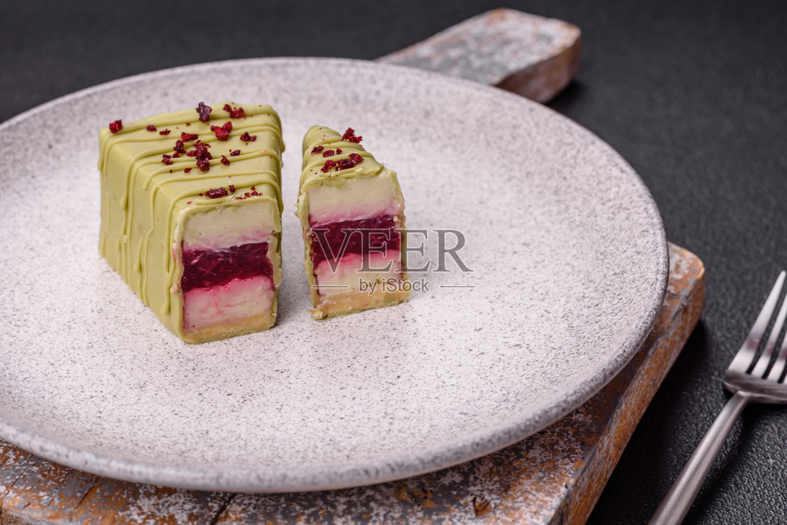 美味甜美的芝士蛋糕，水果上覆盖着糖霜照片摄影图片