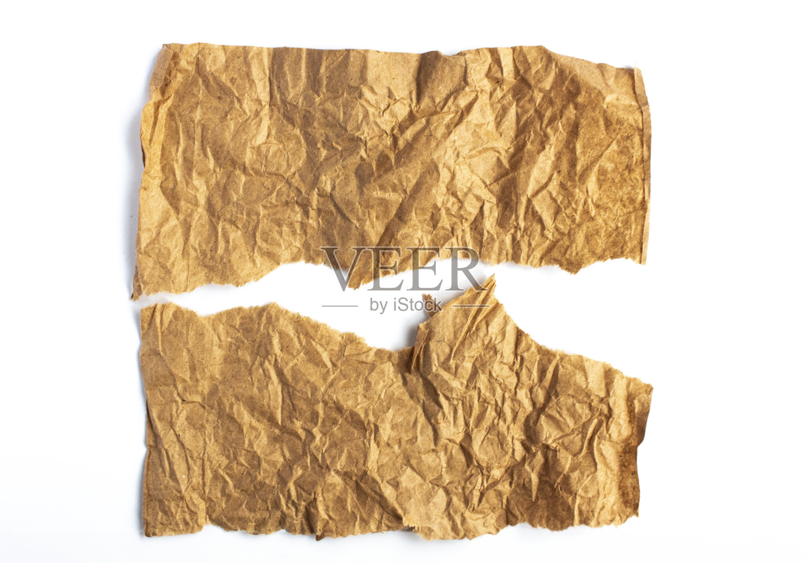 皱巴巴的牛皮纸。背景由天然纸制成，白色背景上有眼泪照片摄影图片