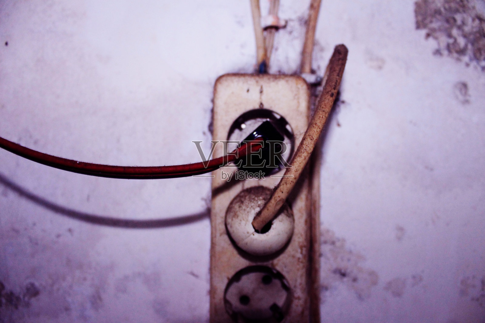 关上又旧又脏的电源插头照片摄影图片