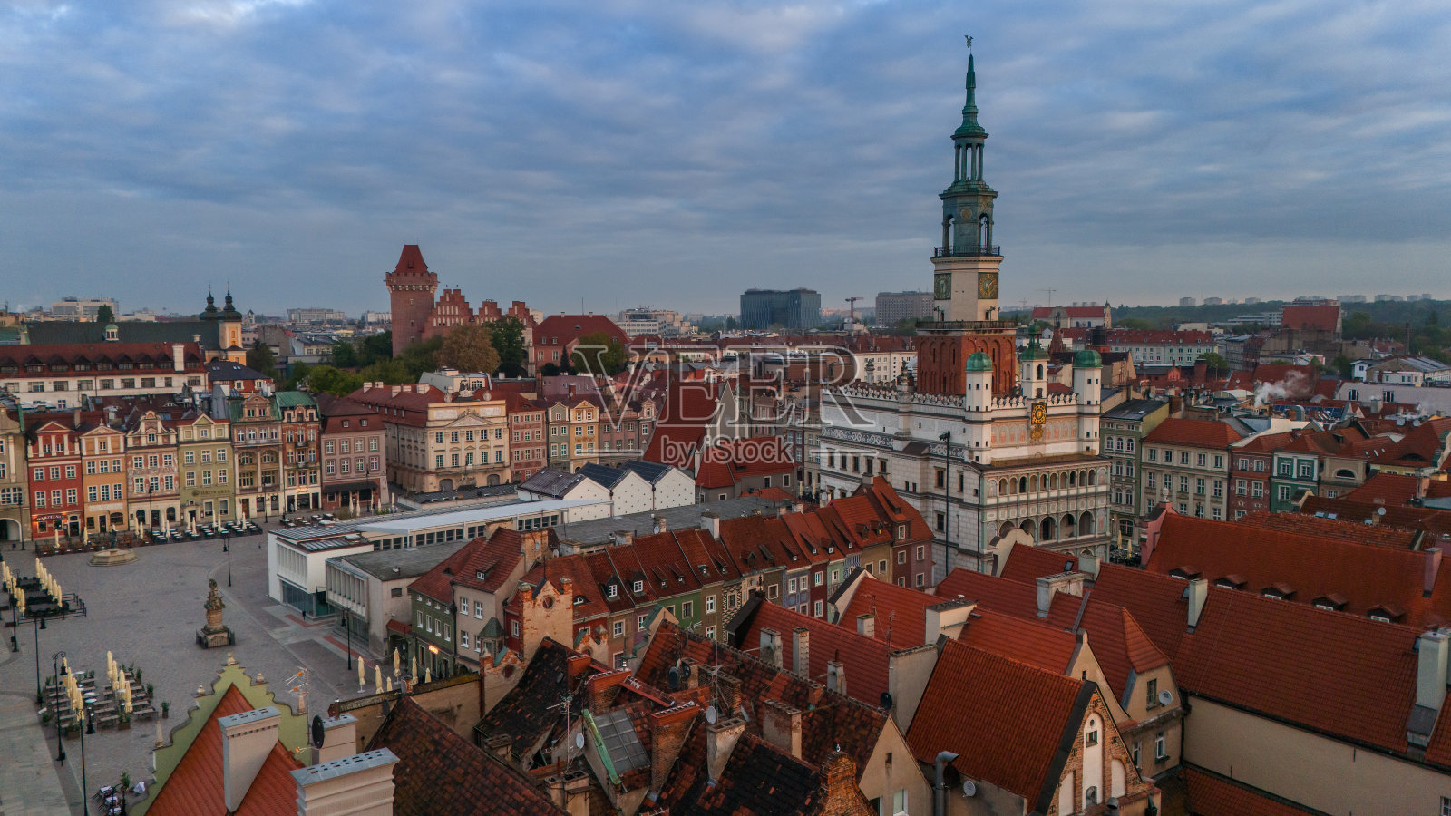 春天黎明时波兰波兹南市中心的鸟瞰图照片摄影图片