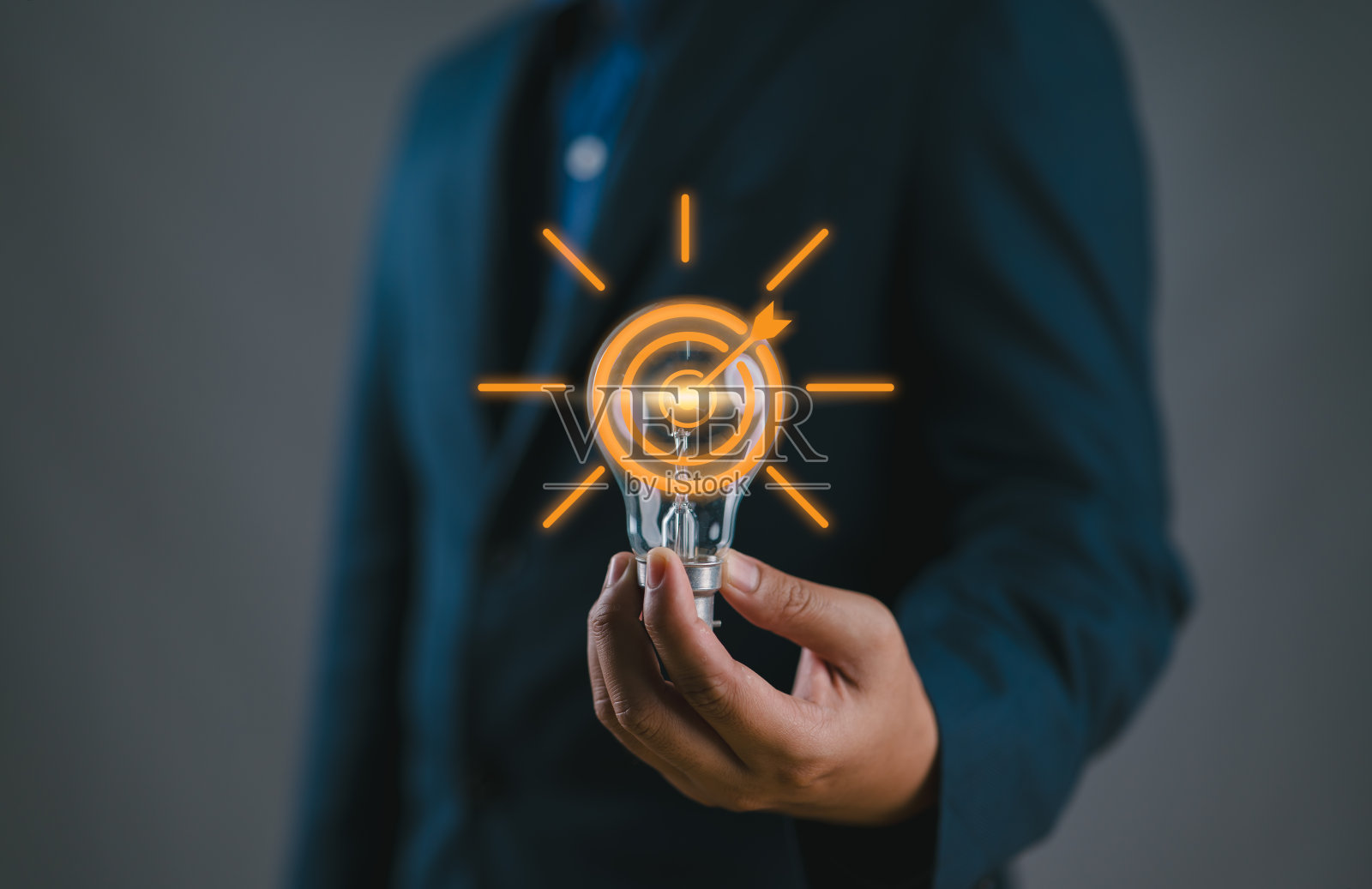 目标目标和创意灯泡。规划发展领导和客户目标群体的概念。照片摄影图片