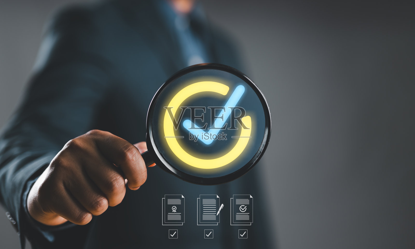 商人手持式放大镜的质量控制理念，质量管理与质量保证或QA和质量控制或QC和改进，标准化和认证。照片摄影图片