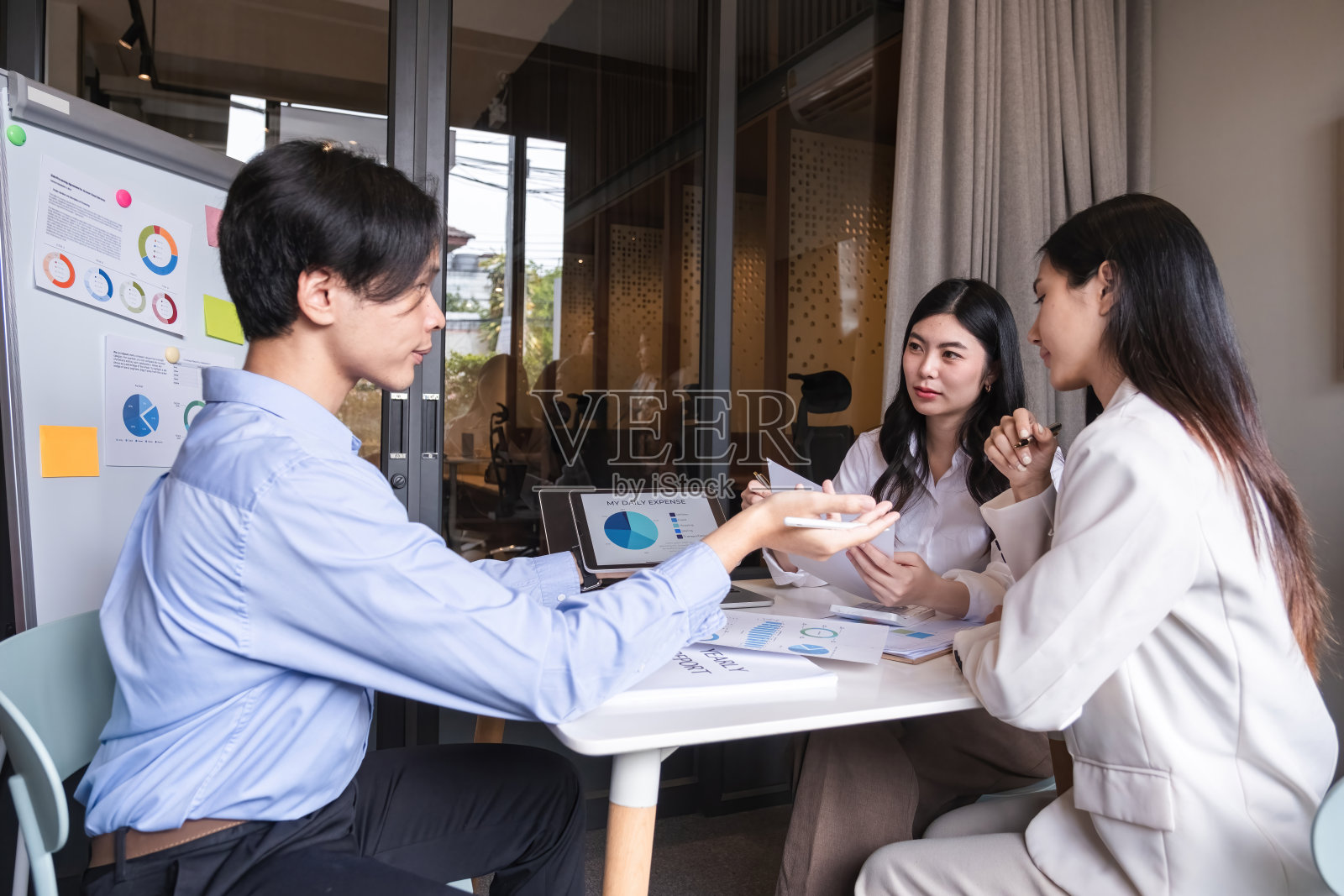 一群商业人士就工作计划进行头脑风暴。商务管理和讨论如何在会议室一起工作照片摄影图片