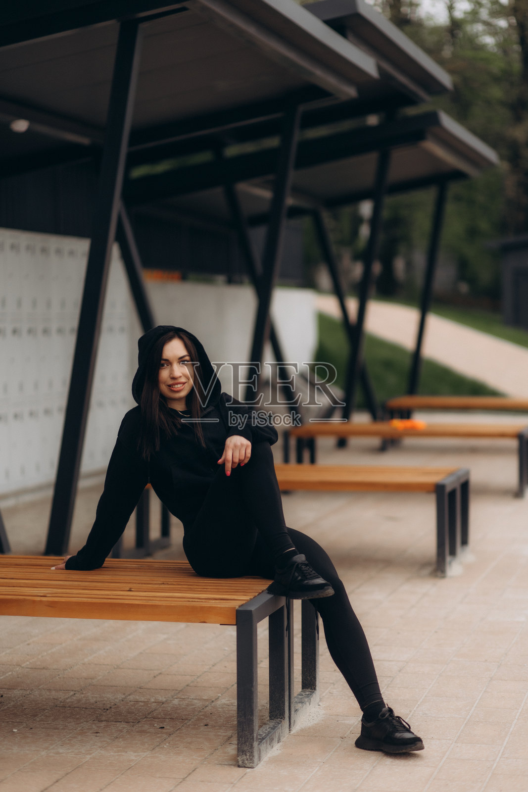 年轻的女运动员在跑步后休息。照片摄影图片