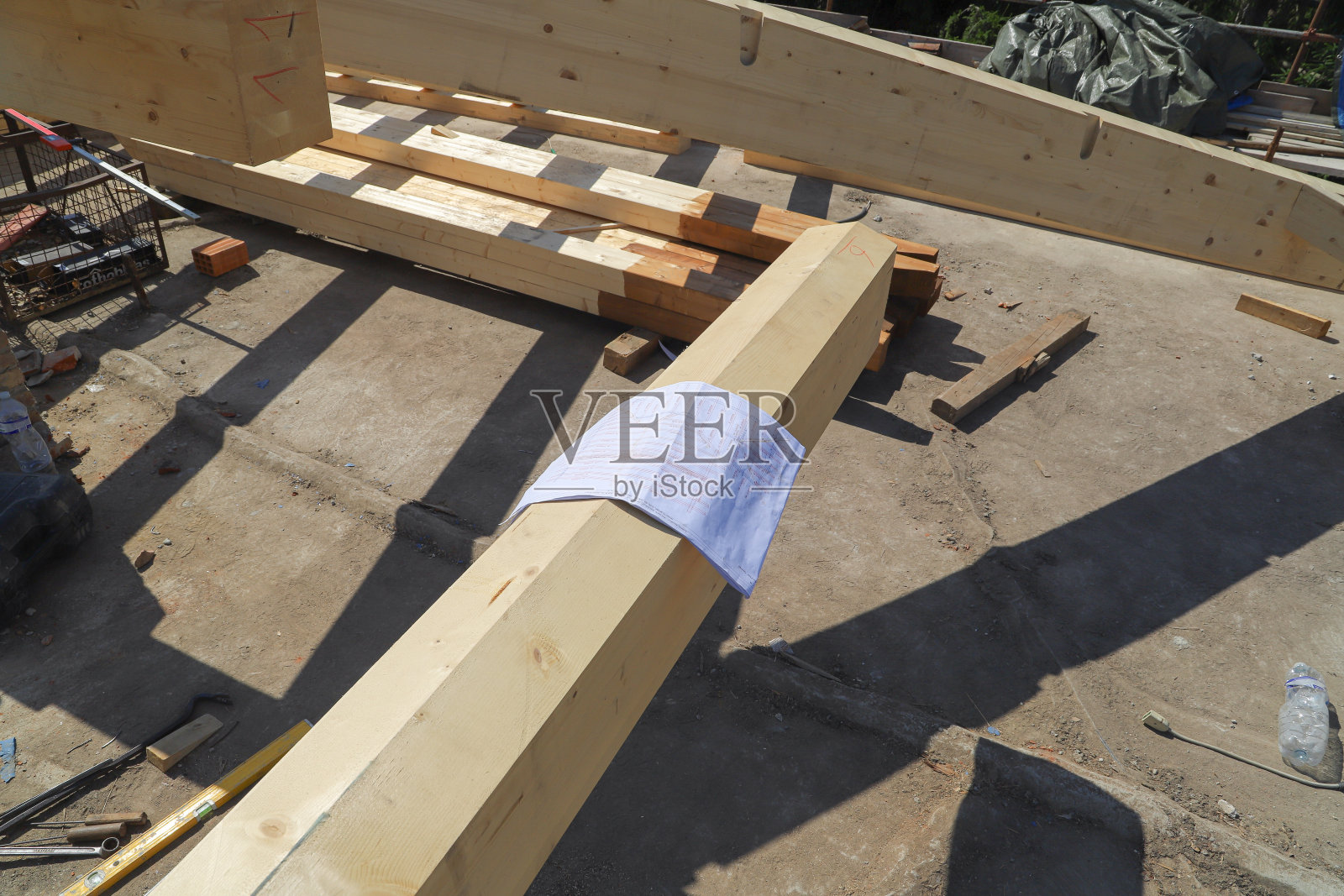 在木梁的基础上建造新房子。照片摄影图片