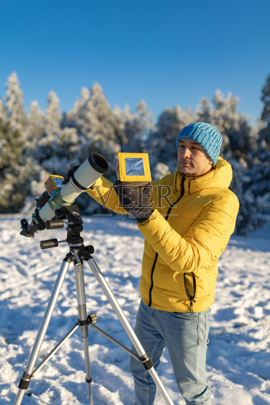 业余天文学家通过带有特殊太阳滤镜的望远镜观察太阳。照片摄影图片
