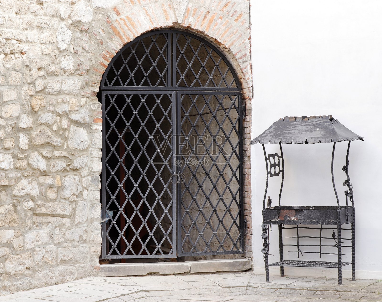 中世纪城堡入口处的木制锻造门。照片摄影图片