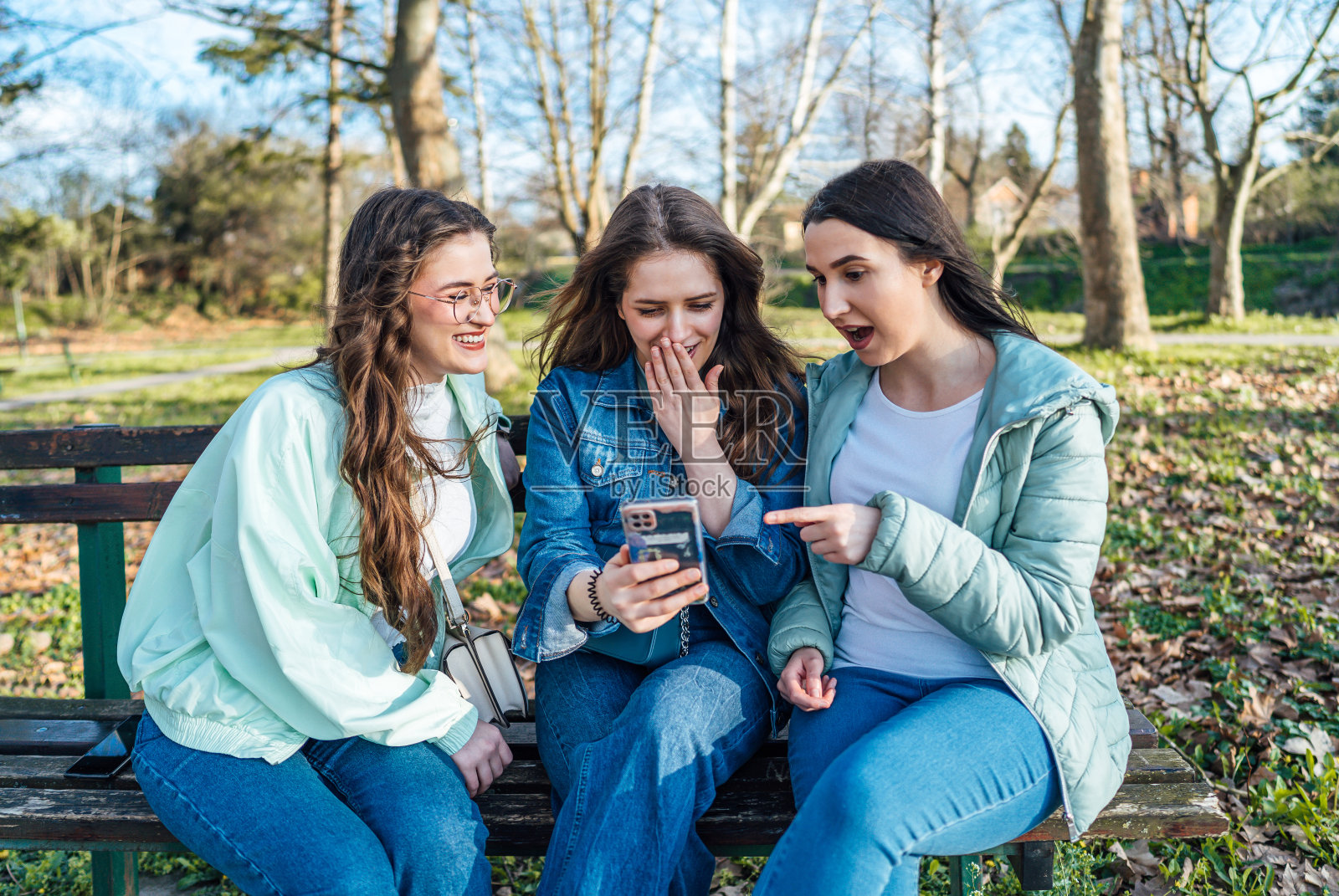 女性朋友惊讶地看着手机照片摄影图片