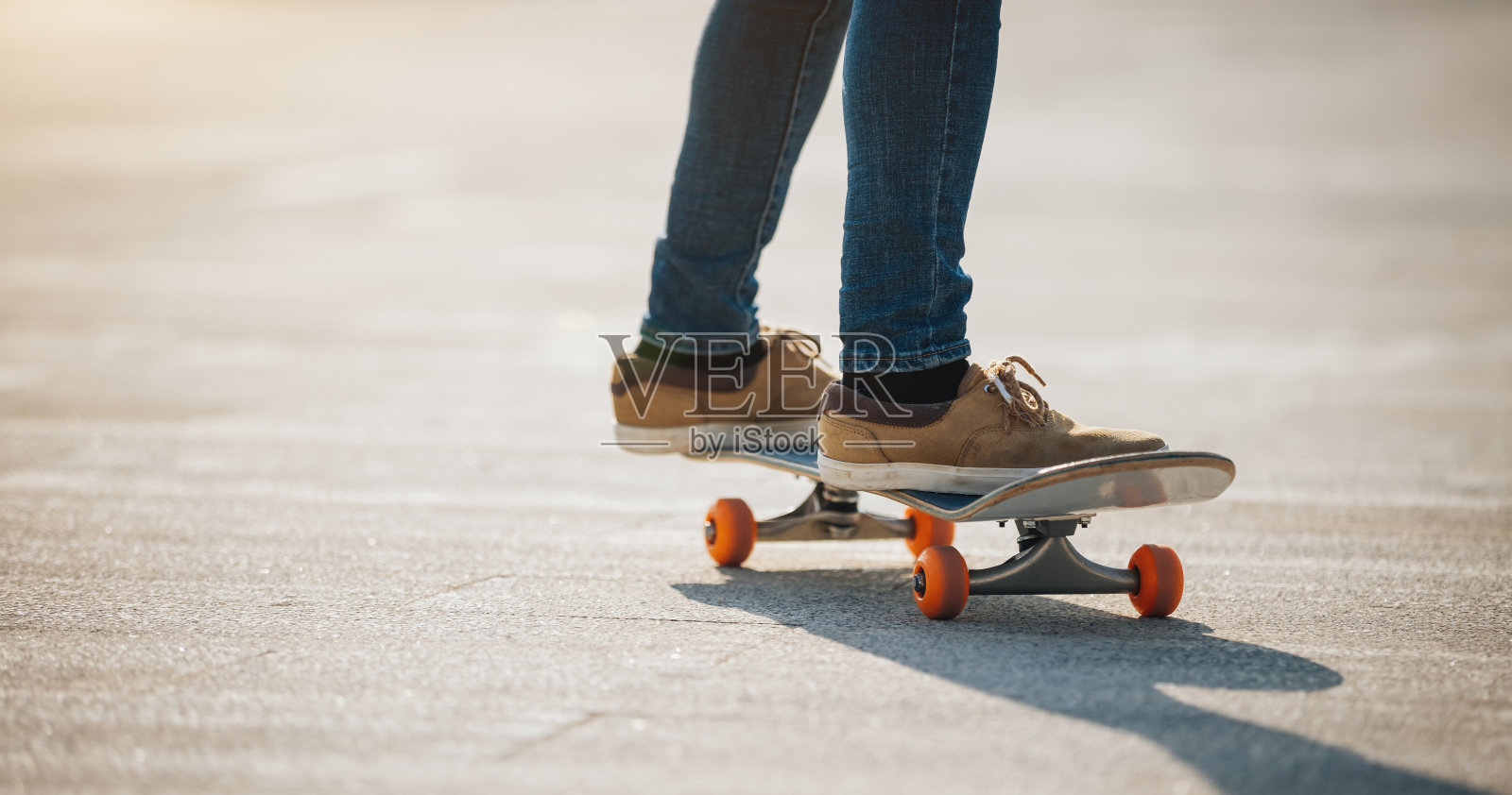 滑板爱好者在城市户外玩滑板照片摄影图片