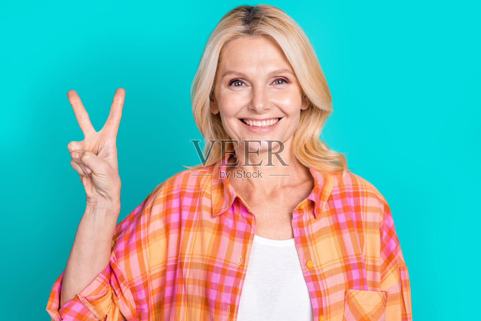 照片的愉快的好女人与直发穿着格子衬衫显示v符号孤立的蓝绿色背景照片摄影图片